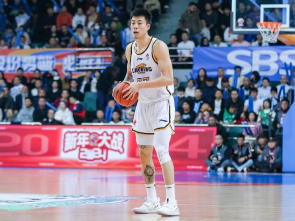 屋漏偏逢連夜雨！張鎮(zhèn)麟7中1僅得2分2板4助 末節(jié)受傷離場